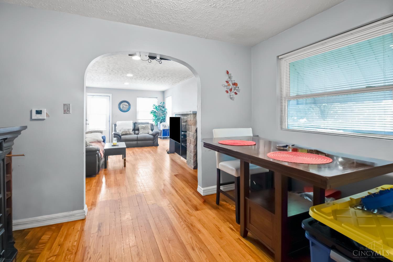 2425 St Albans Avenue Property Photo 8