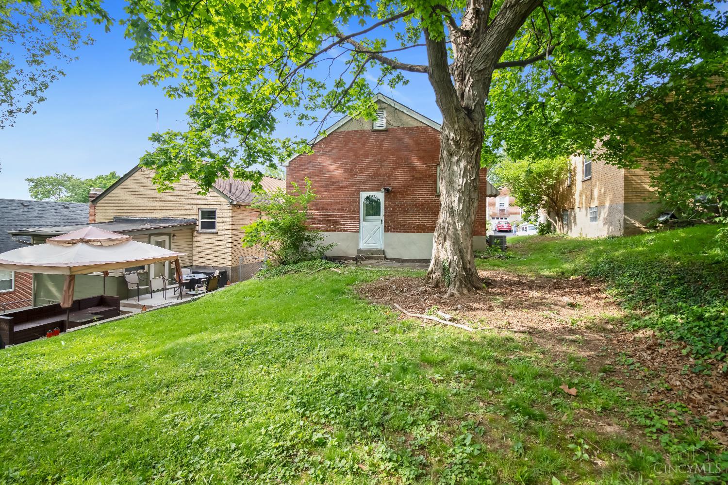 2425 St Albans Avenue Property Photo 13