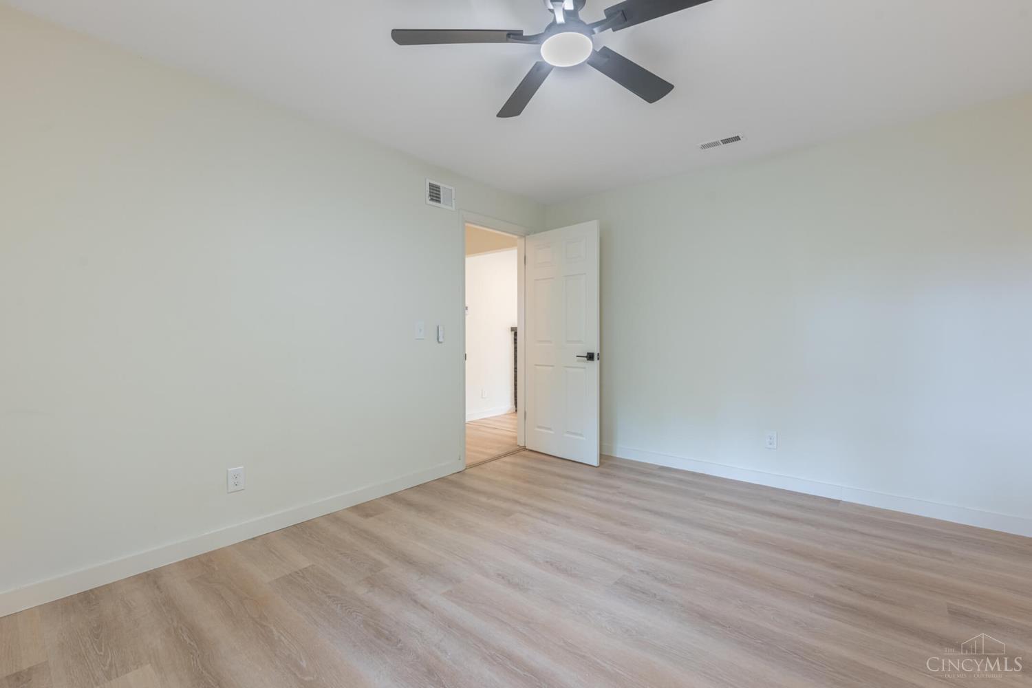 6481 Devonwood Drive Property Photo 4