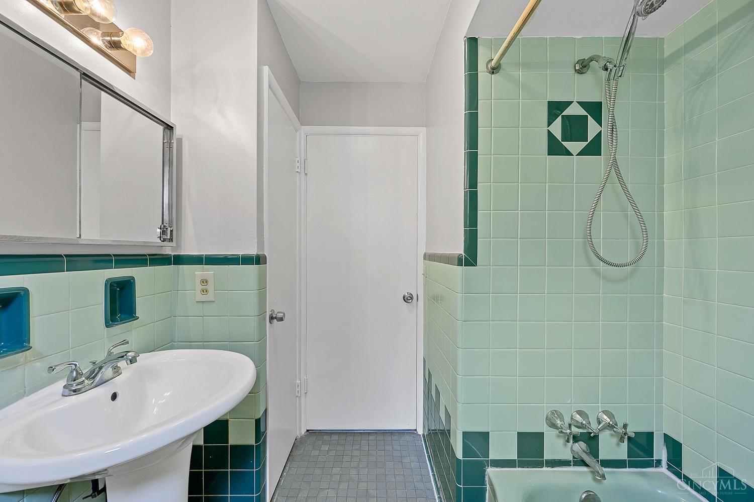 1723 Tuxworth Avenue Property Photo 25