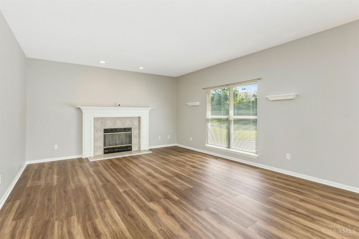 8896 Charleston Woods Drive Property Photo 14