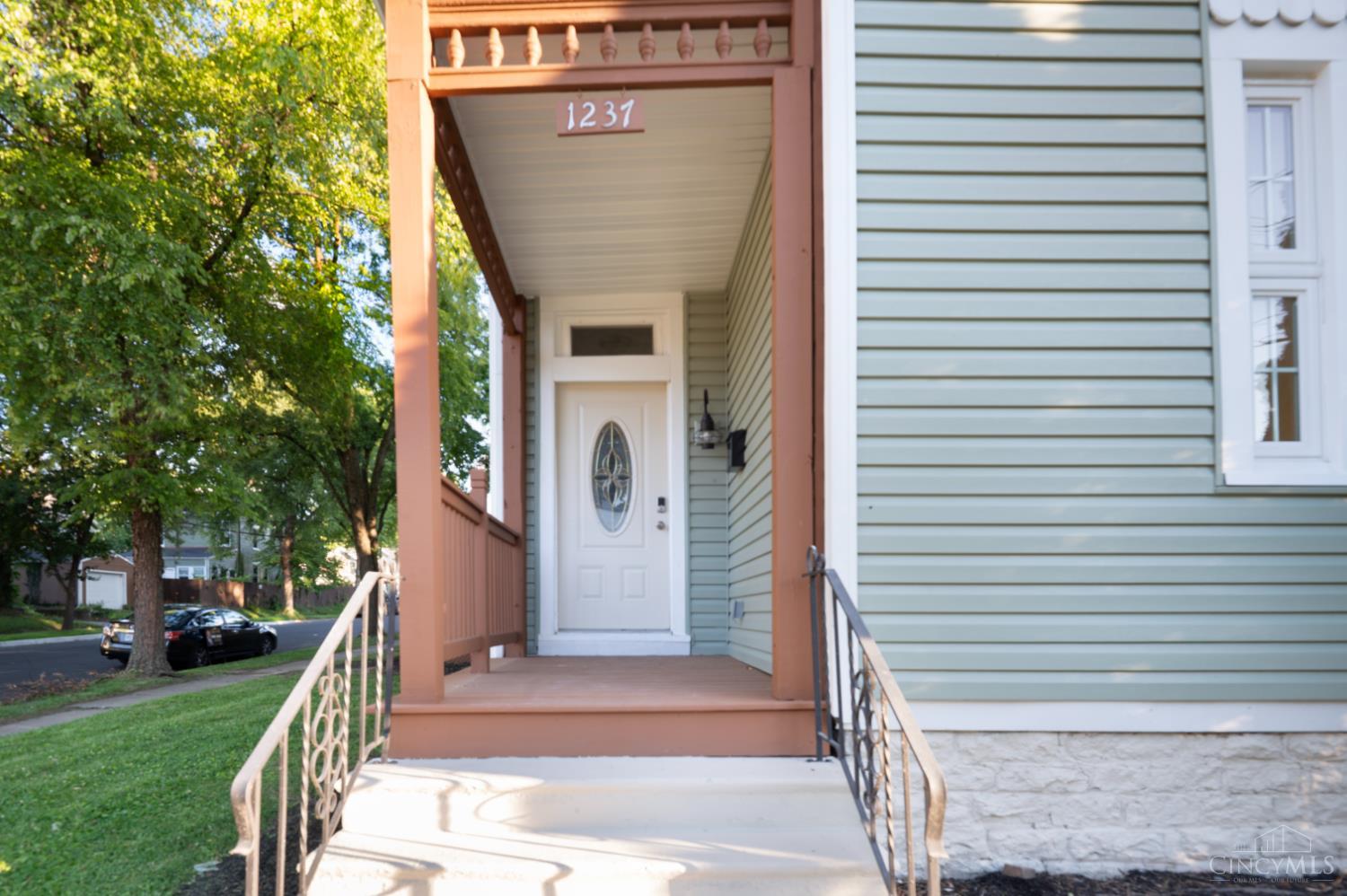 1237 Laidlaw Avenue Property Photo 2