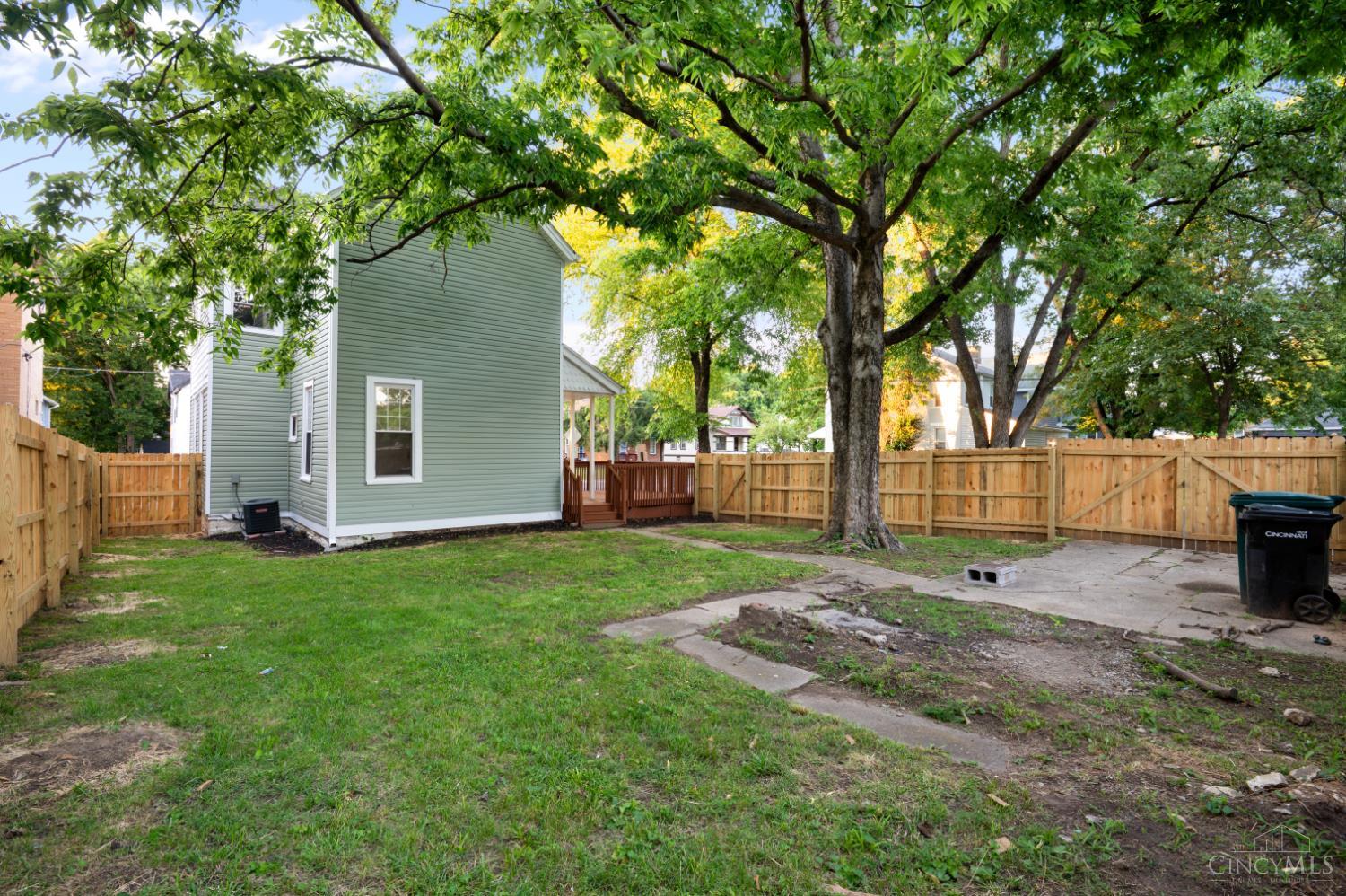 1237 Laidlaw Avenue Property Photo 4
