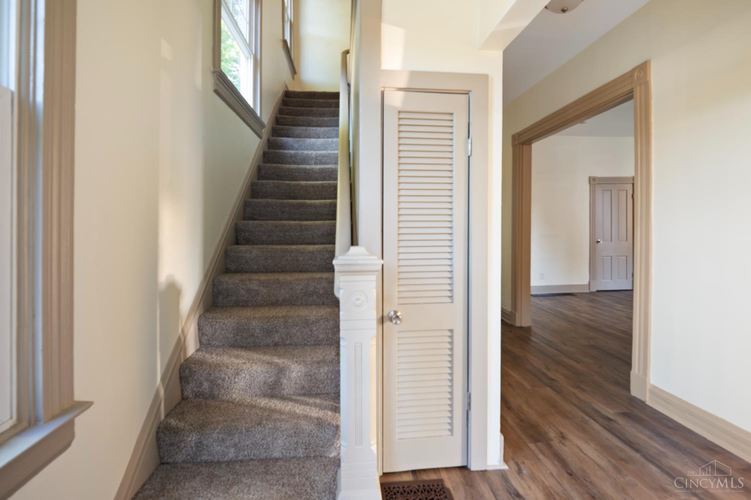 1237 Laidlaw Avenue Property Photo 7