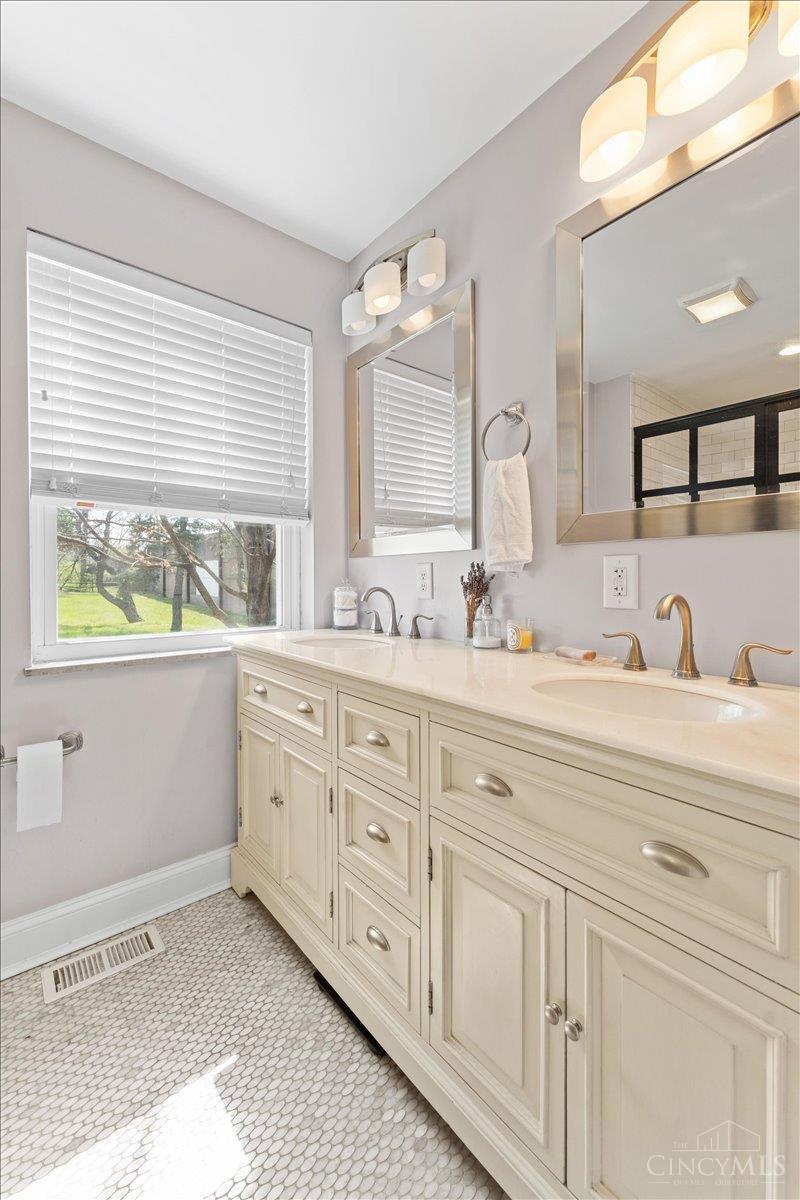 10019 Zig Zag Road Property Photo 16