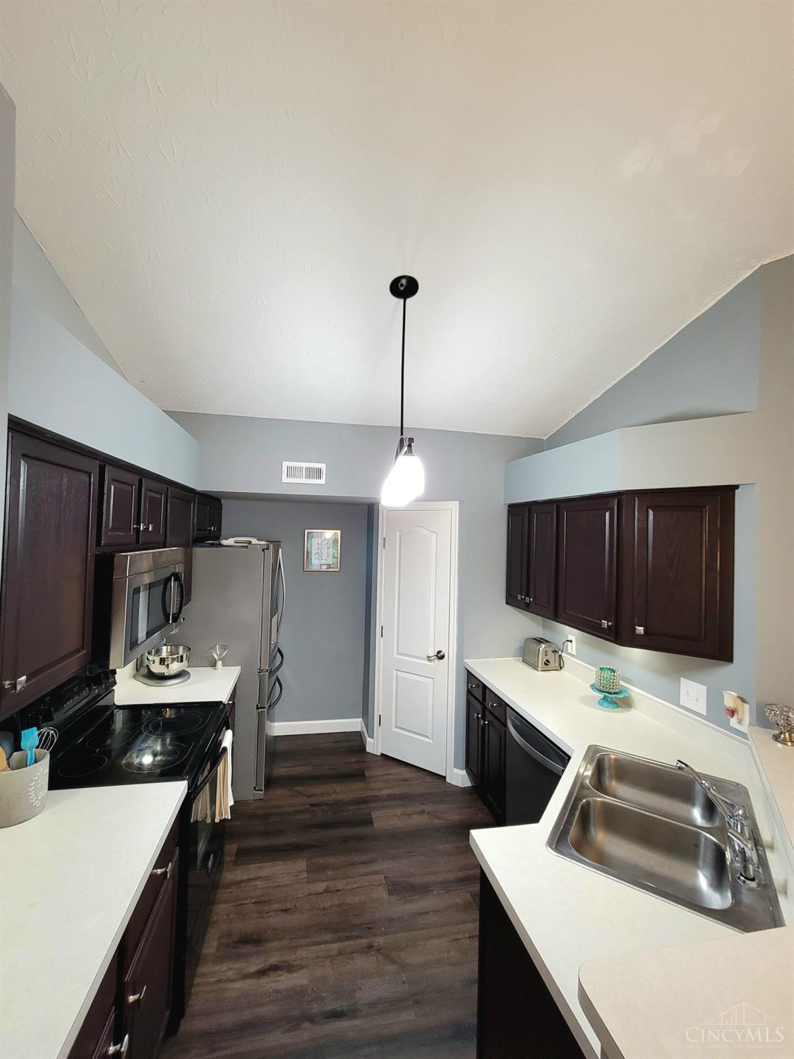 5892 Stonebridge Circle Property Photo 4