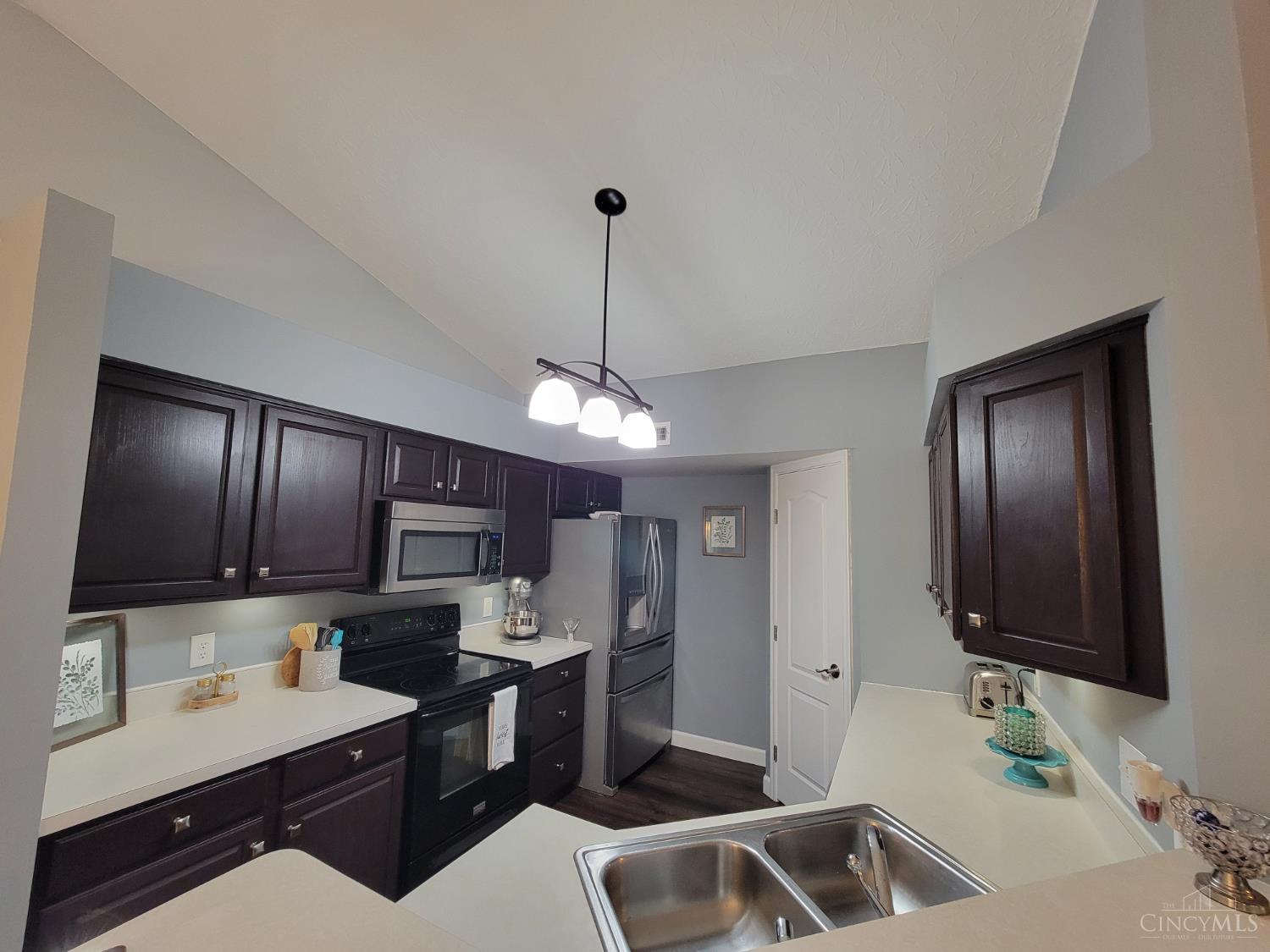5892 Stonebridge Circle Property Photo 5