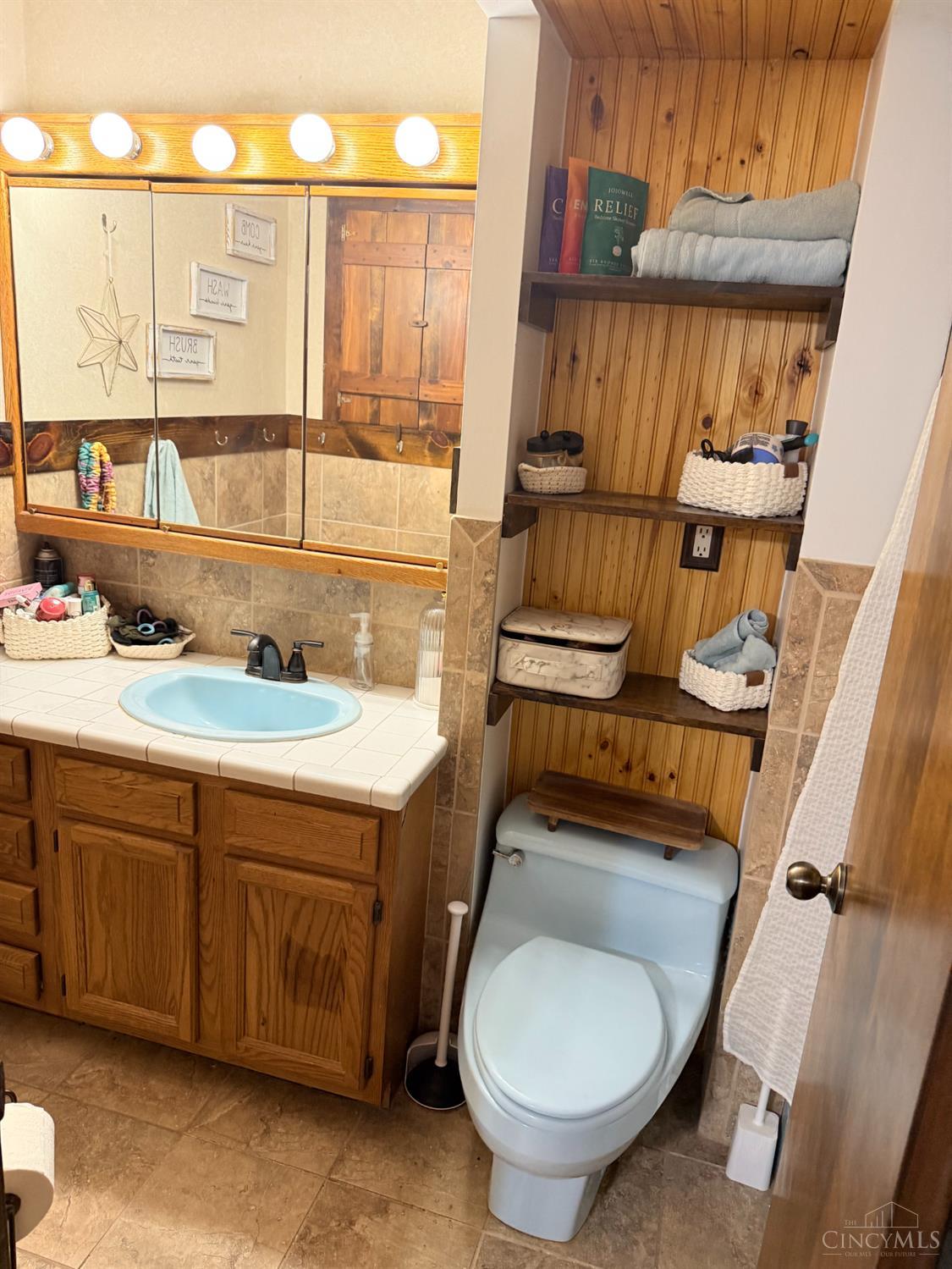 7975 Hinkle Road Property Photo 14