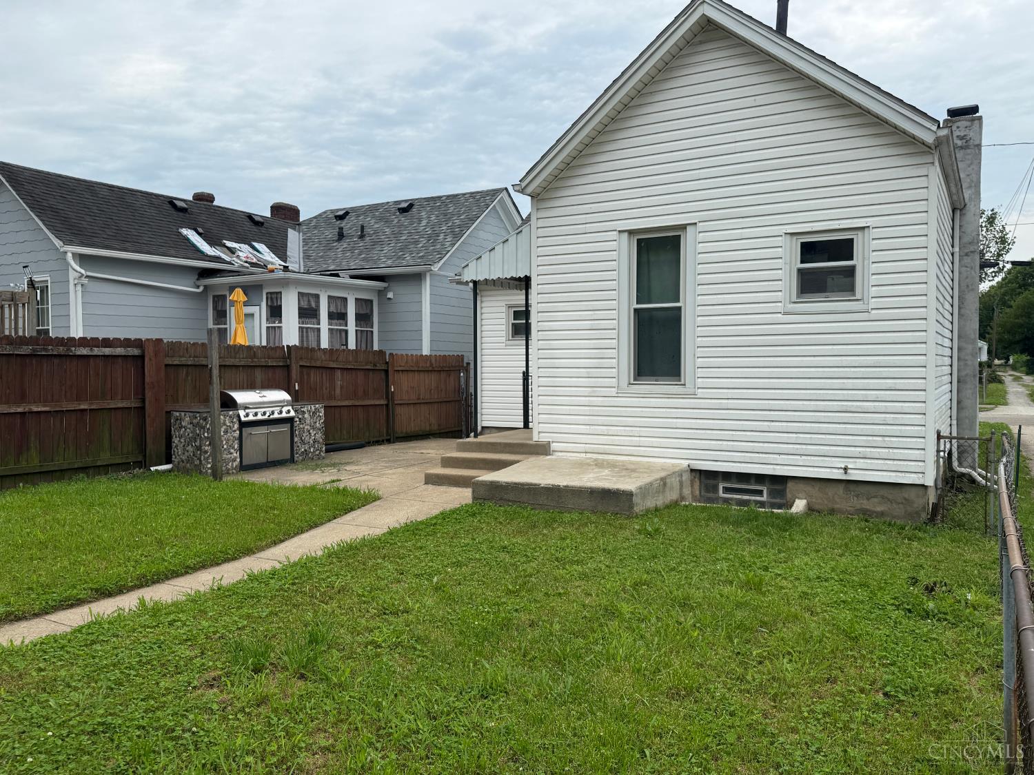2342 Noble Avenue Property Photo 4