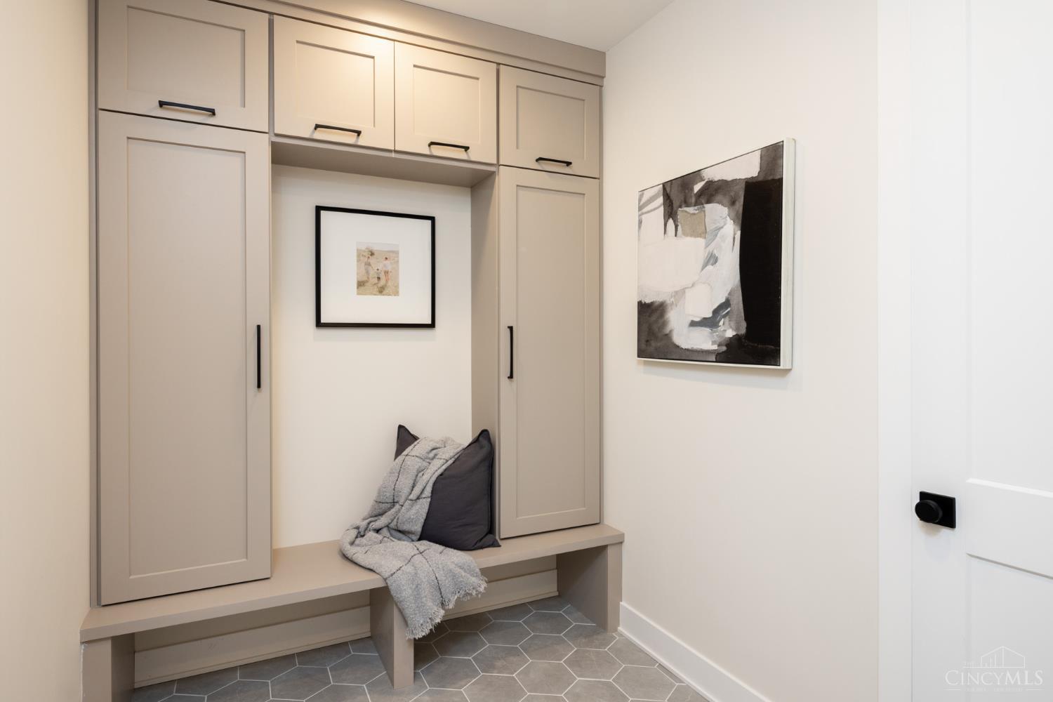 6984 Shadow Ridge Road Property Photo 12