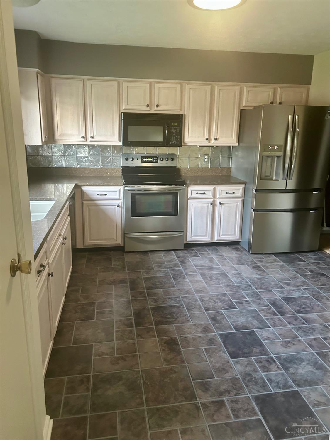3470 Cherry Hill Drive Property Photo 4