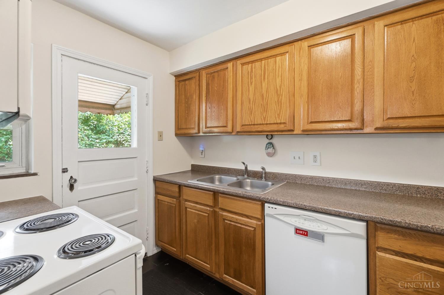 1063 Oak Avenue Property Photo 8