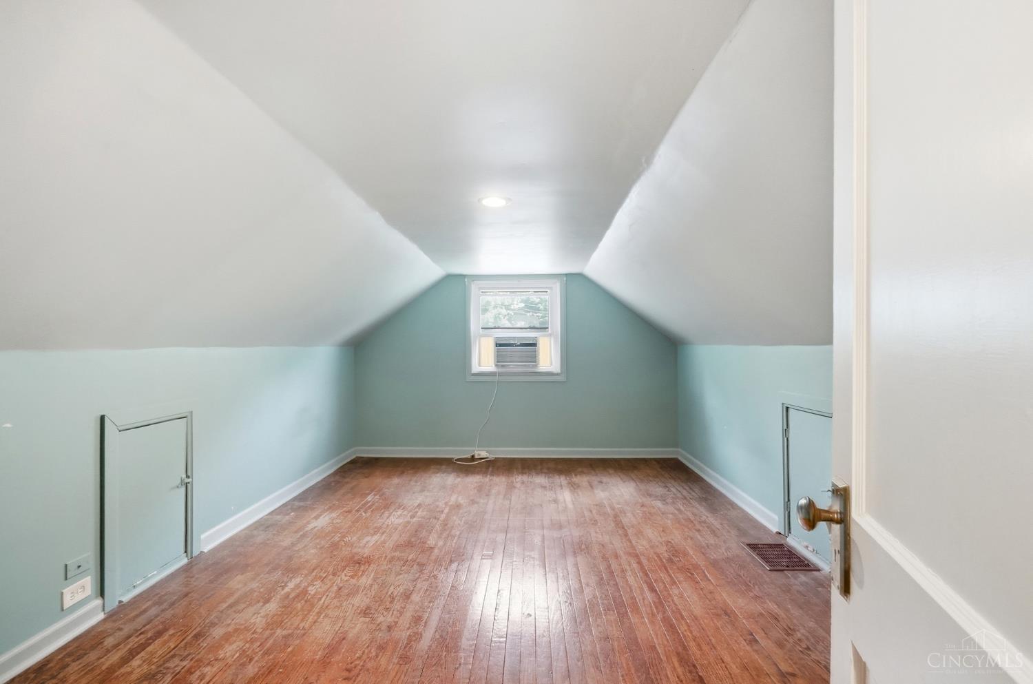 1063 Oak Avenue Property Photo 13