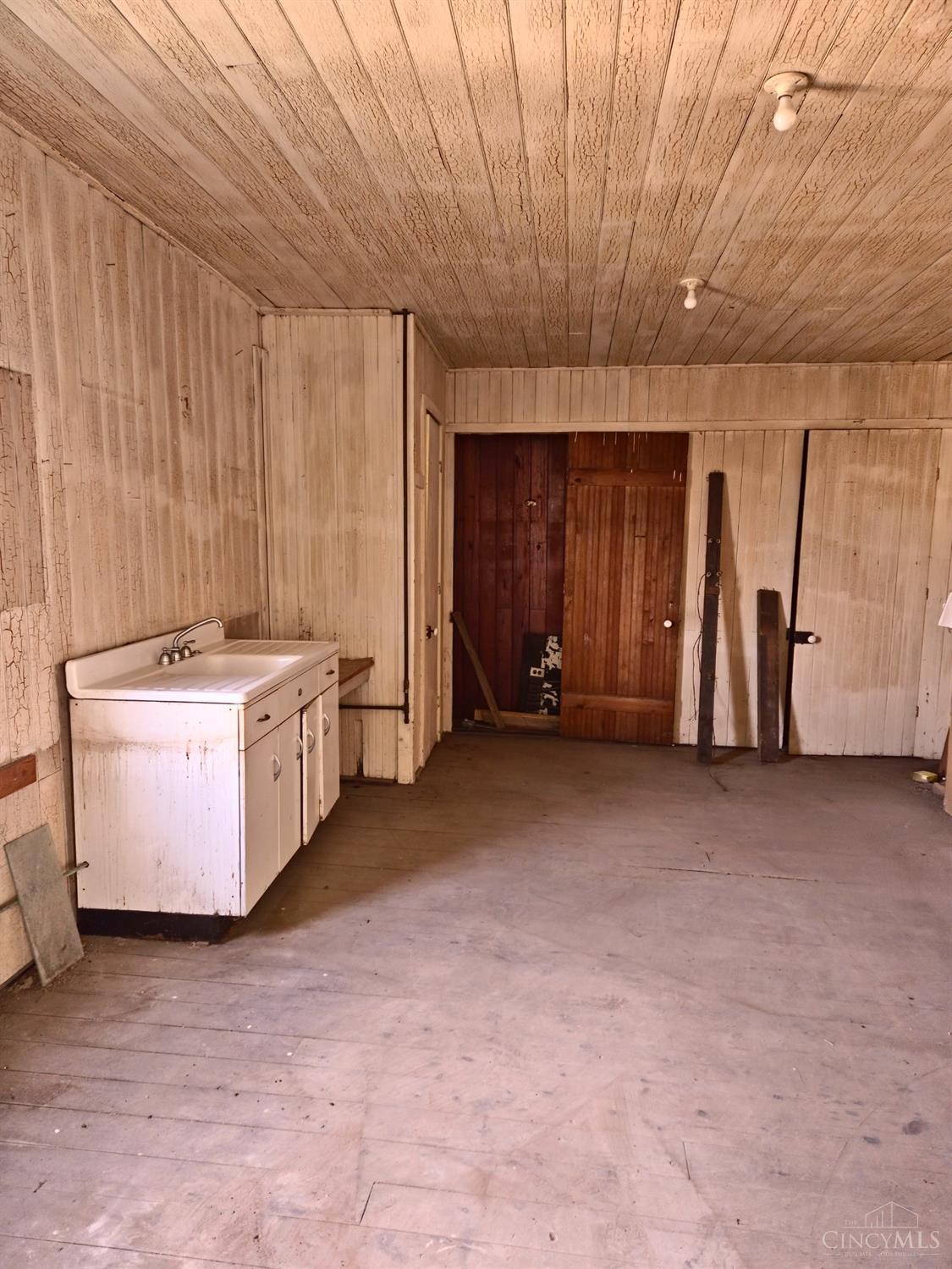 E 220 Main Street Property Photo 15