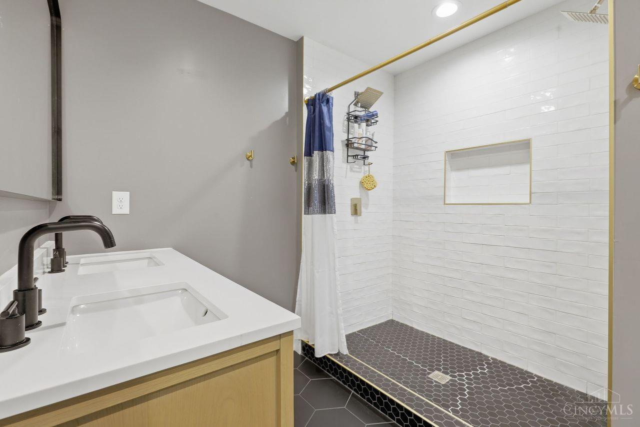 4607 Erie Avenue Property Photo 35