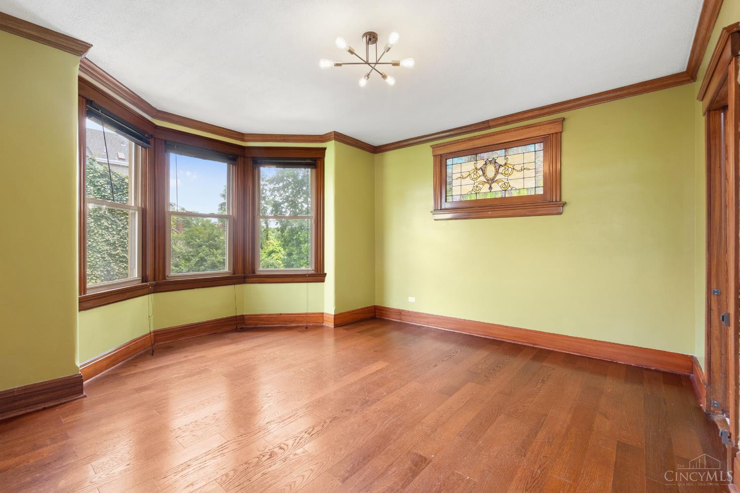 564 Considine Avenue Property Photo 11