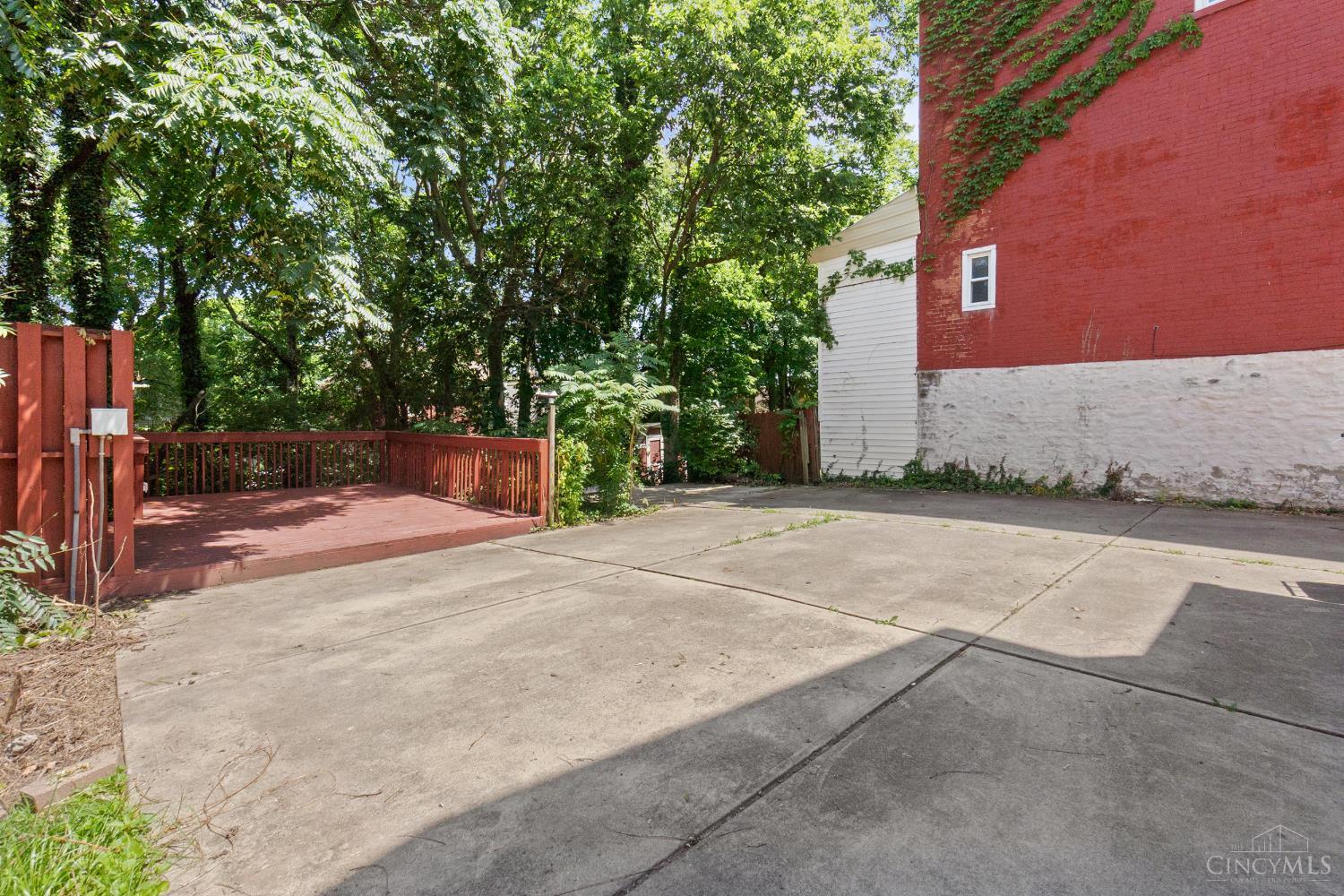 564 Considine Avenue Property Photo 26