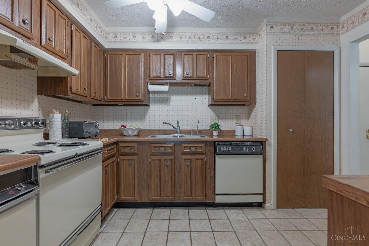 992 Walnut Court Property Photo 9
