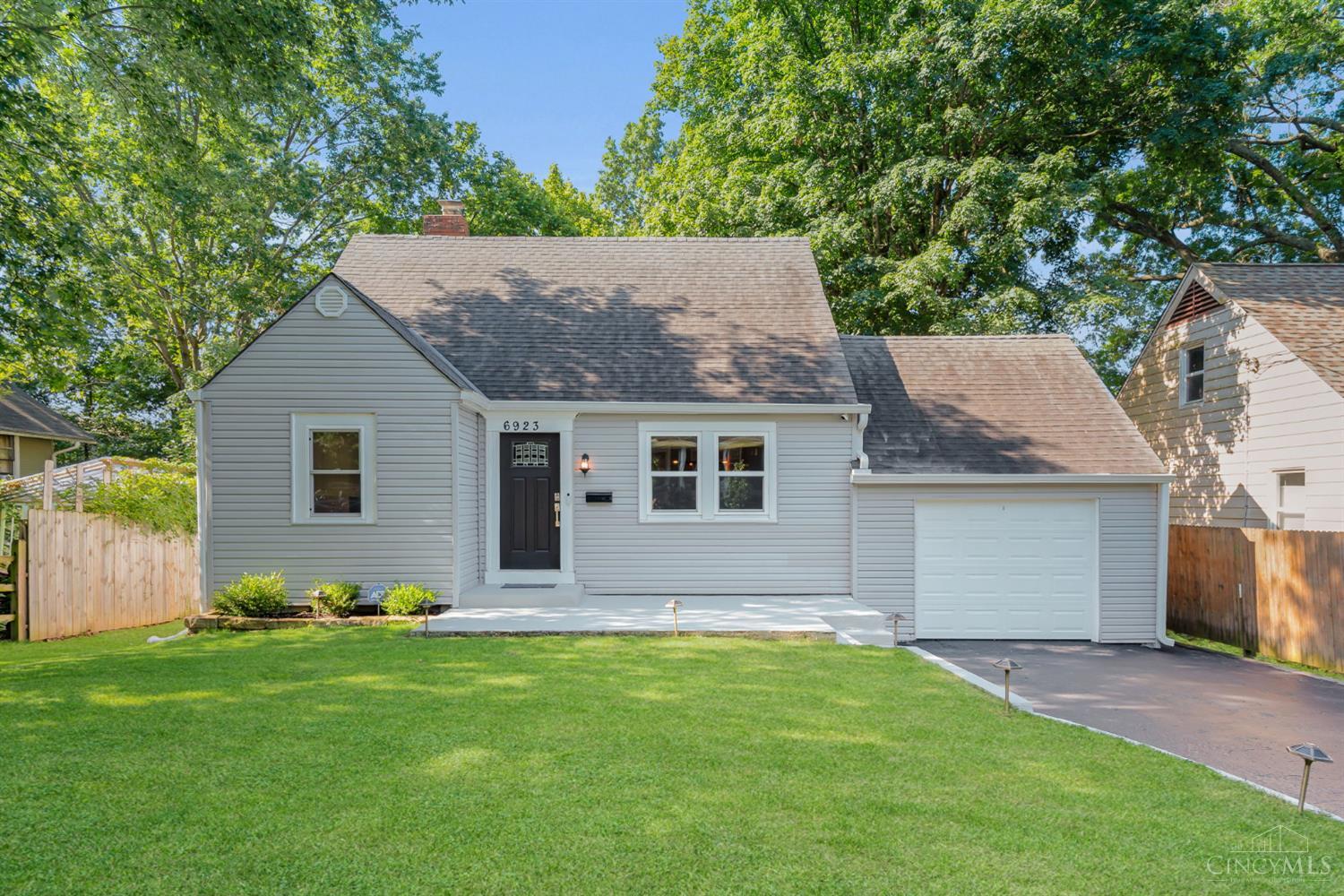 6923 Buckingham Place Property Photo 1