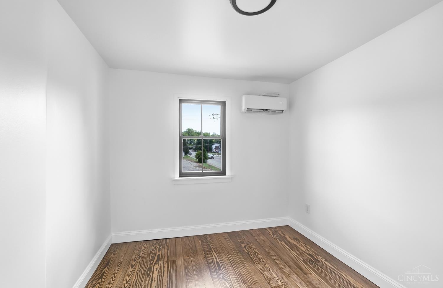 E 529 Broadway Street Property Photo 34