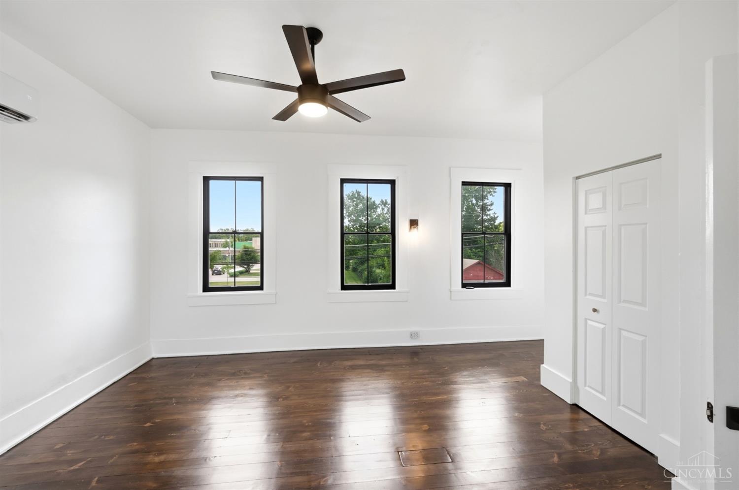 E 529 Broadway Street Property Photo 36