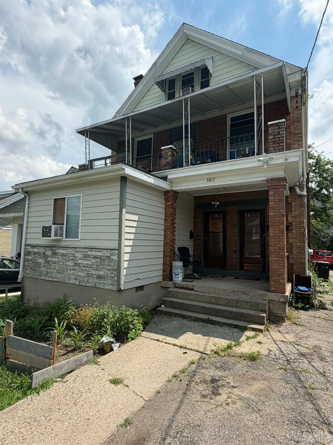 3817 St Lawrence Avenue Property Photo 3
