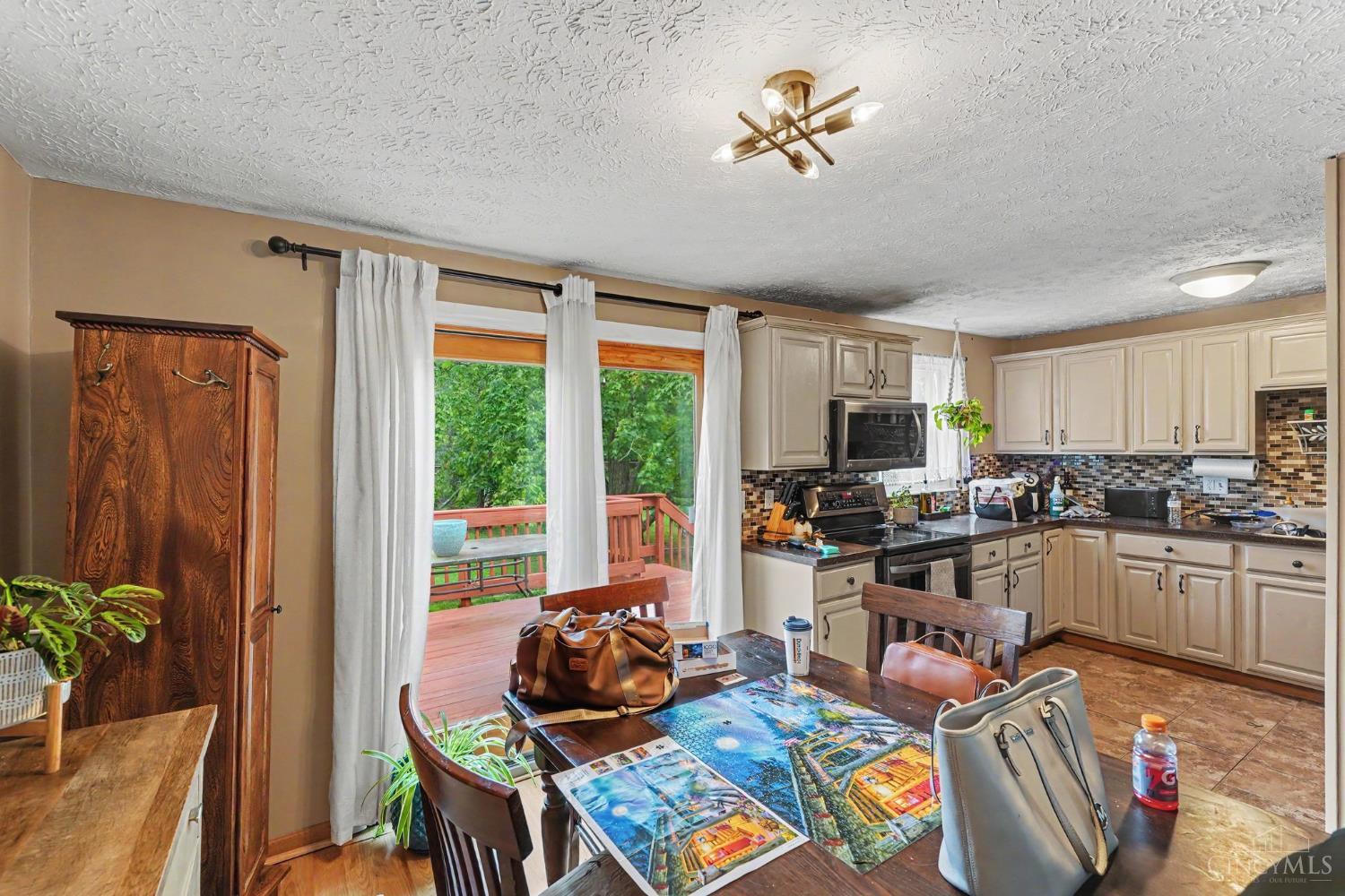 1367 Red Bud Lane Property Photo 3