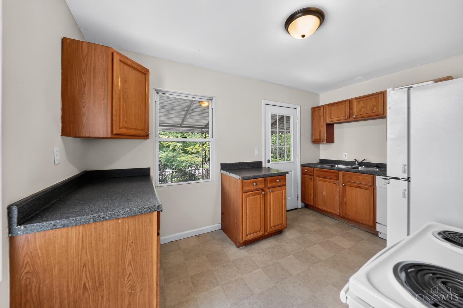1911 Ashbrook Drive Property Photo 11