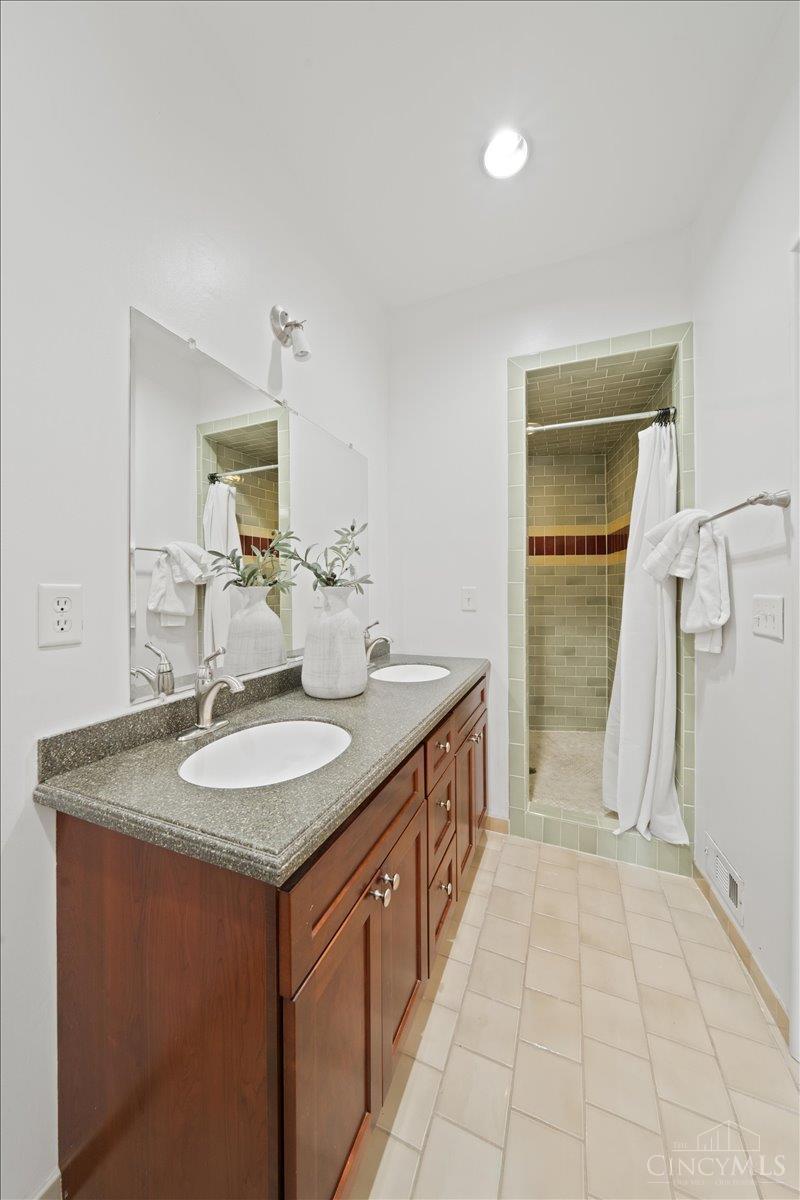 1122 Race Street Property Photo 23