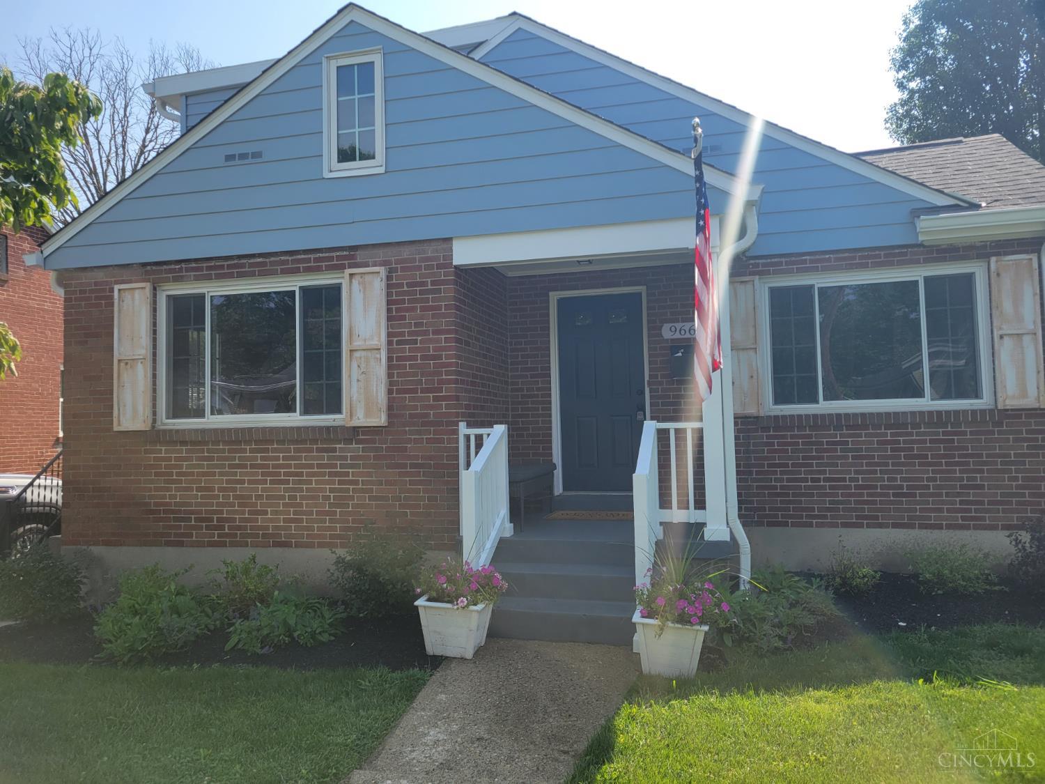966 Summit Avenue Property Photo 1