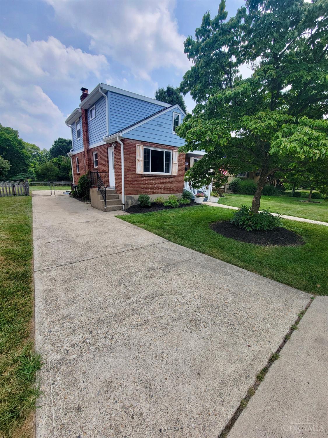 966 Summit Avenue Property Photo 2