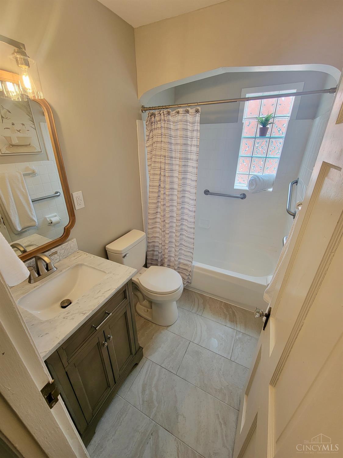 966 Summit Avenue Property Photo 8