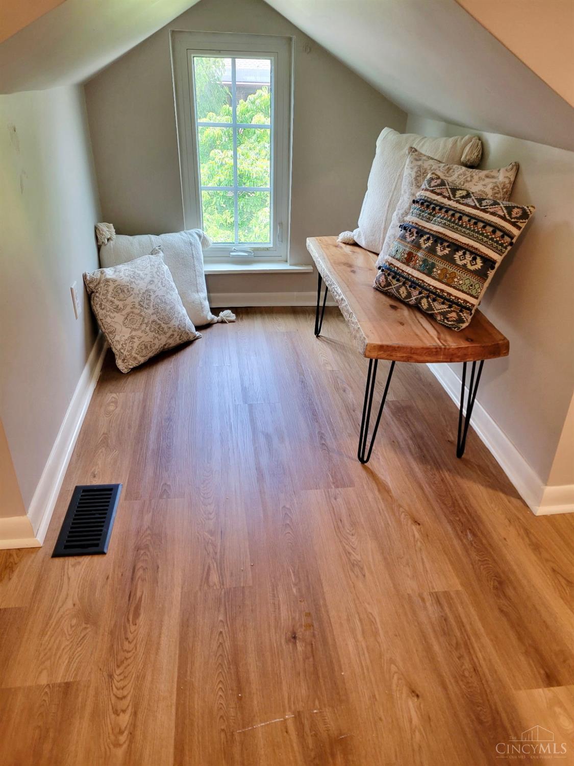 966 Summit Avenue Property Photo 14
