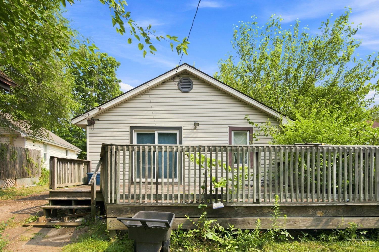 2125 Winona Drive Property Photo 2
