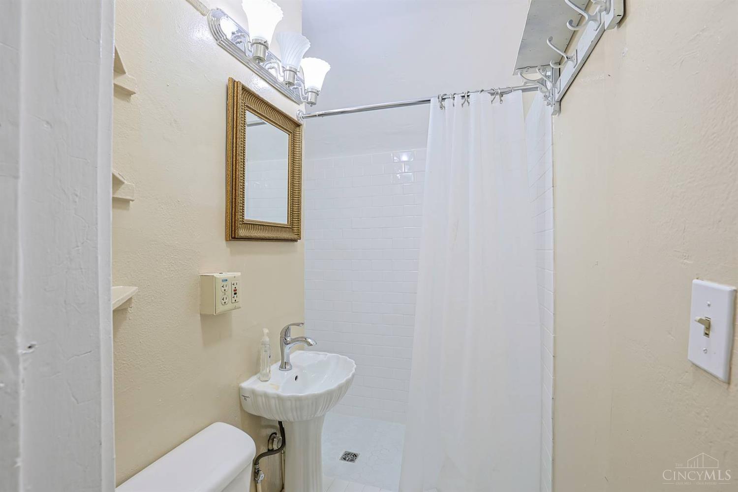 445 Ludlow Avenue Property Photo 52