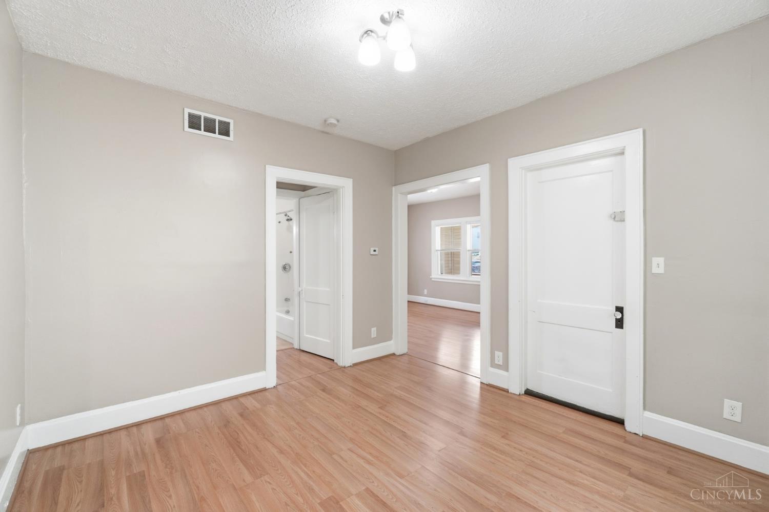 2416 Lysle Lane Property Photo 8