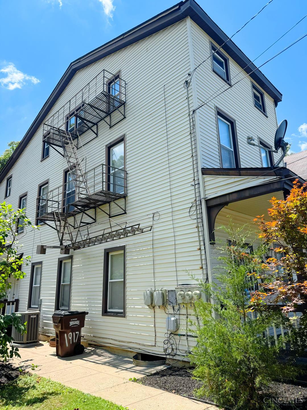 1917 Mills Avenue Property Photo 3