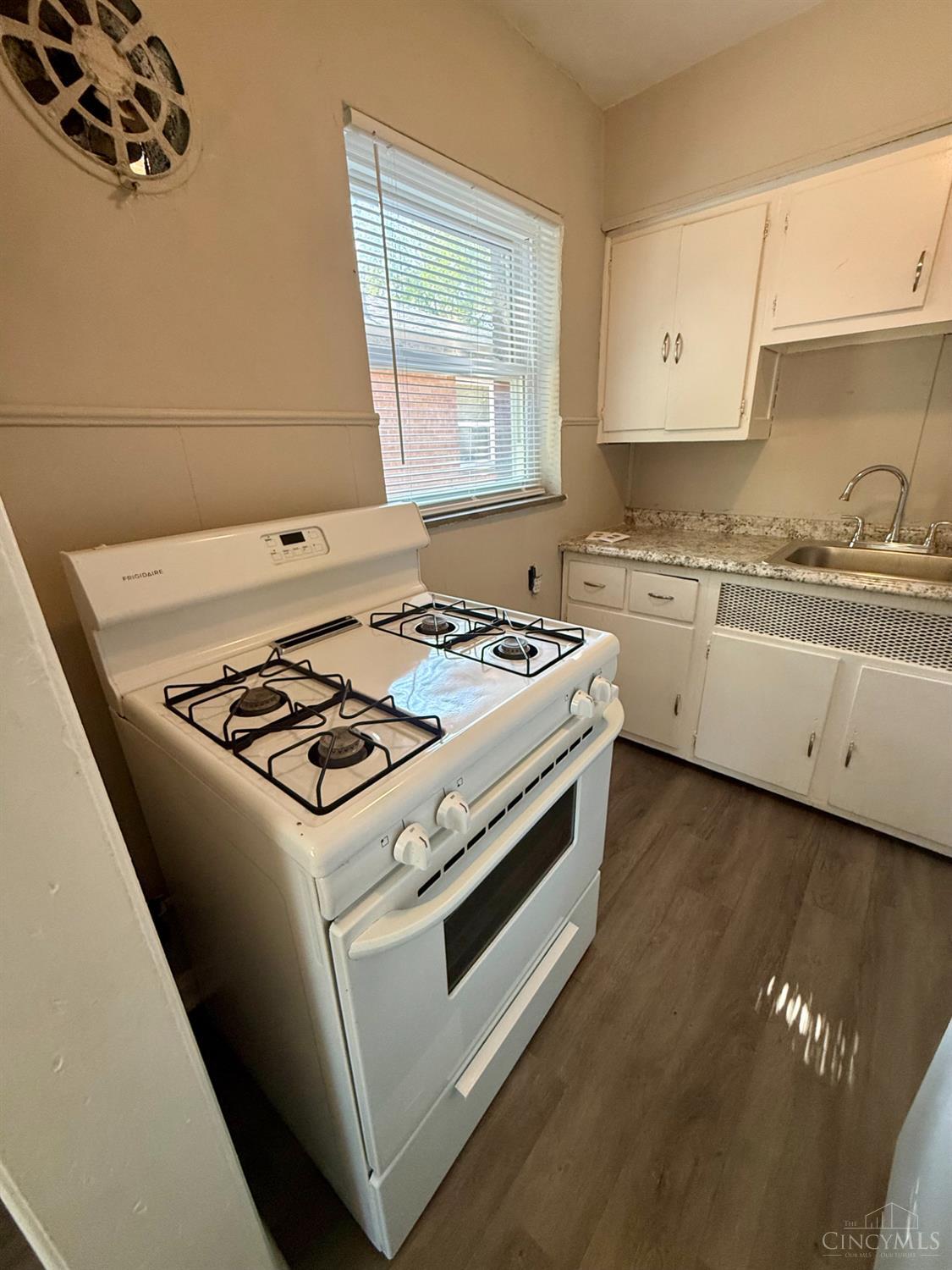 1639 Anita Place Property Photo 6