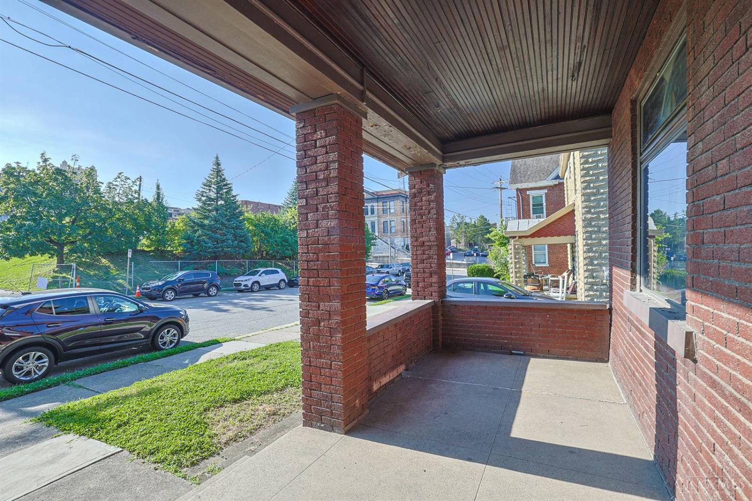 2555 Fairview Avenue Property Photo 2