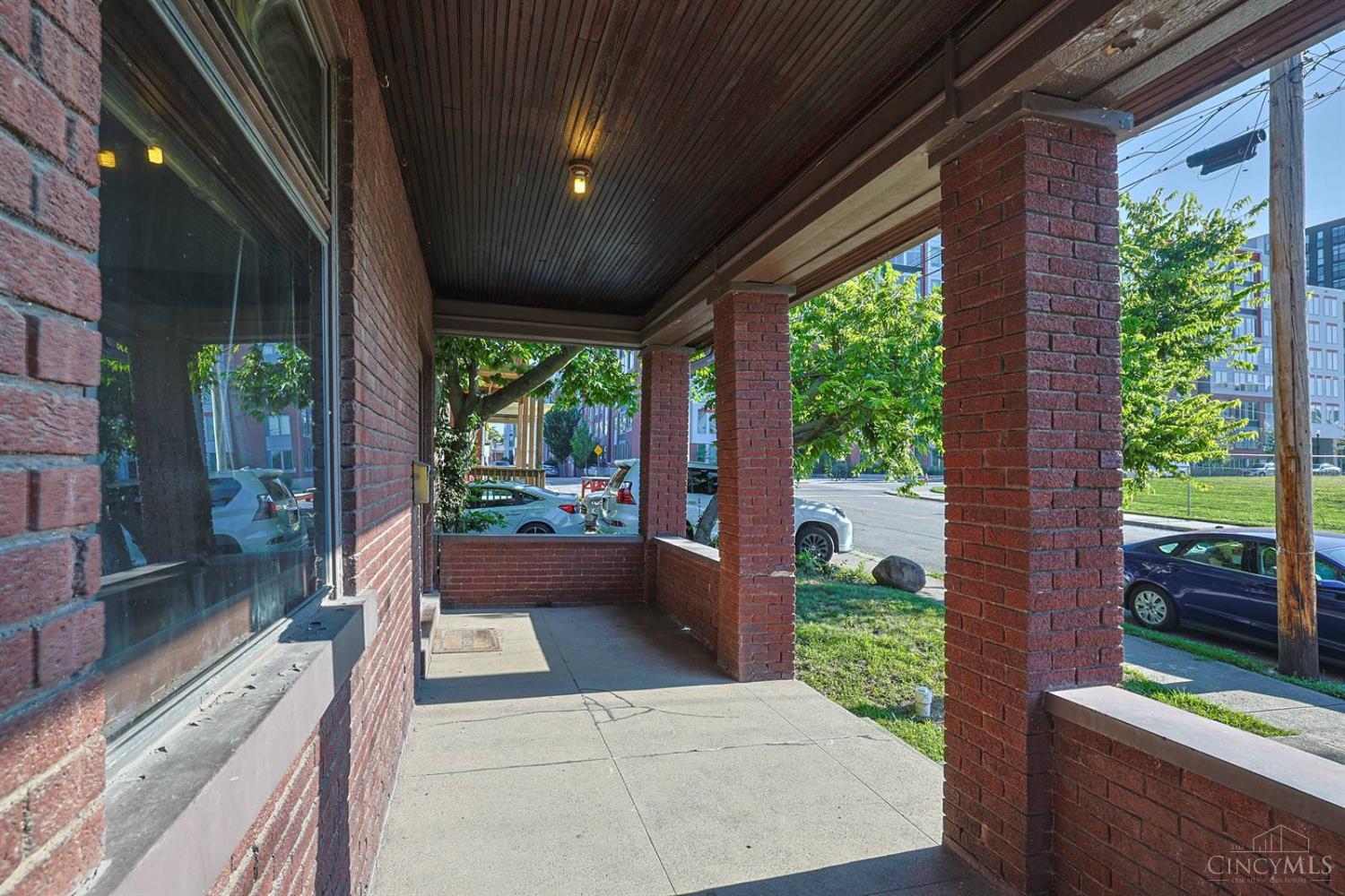 2555 Fairview Avenue Property Photo 3