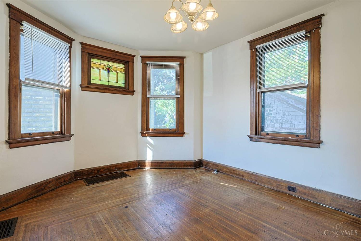 2555 Fairview Avenue Property Photo 11