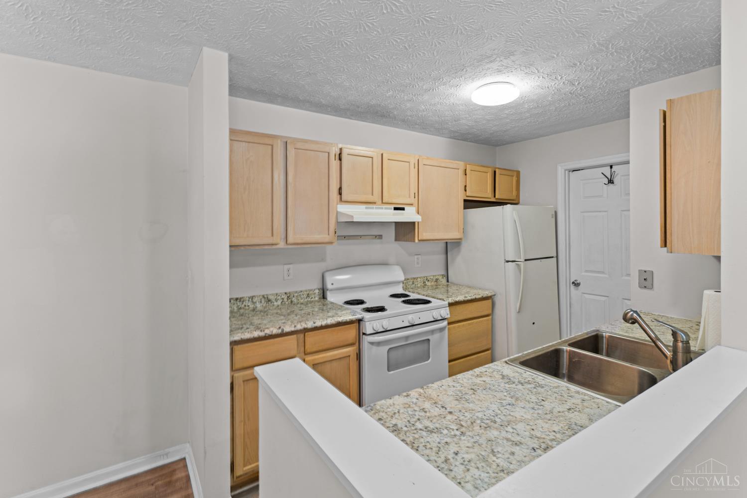 9325 Winton Road Property Photo 8