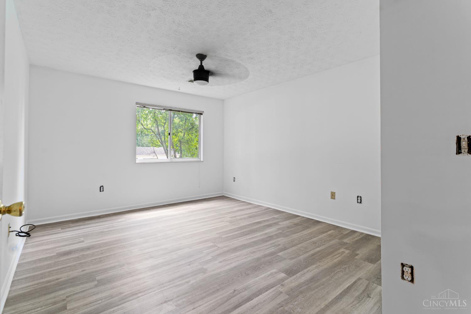 9325 Winton Road Property Photo 11