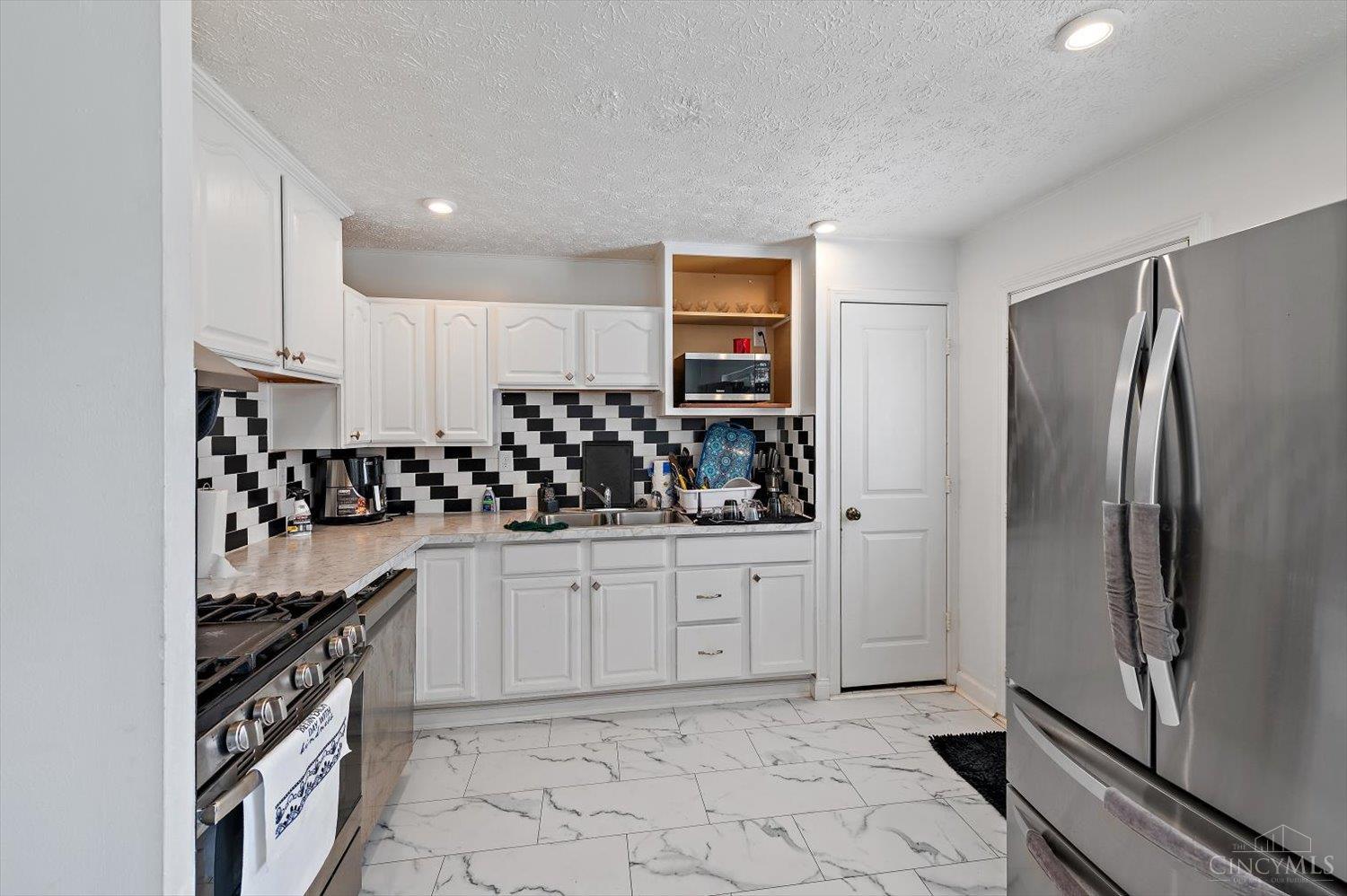 390 Sandy Lane Property Photo 12