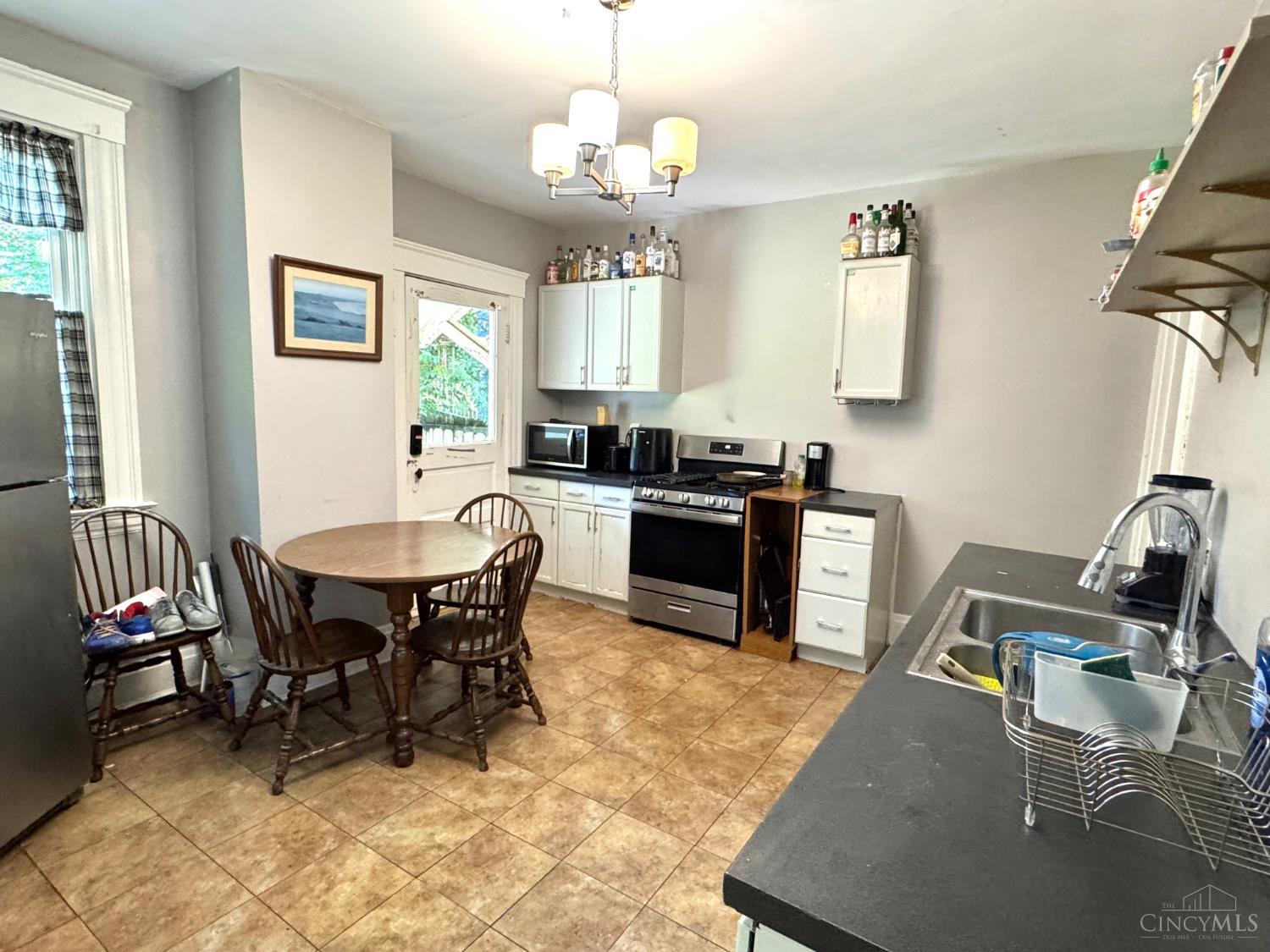 461 Warner Street Property Photo 10