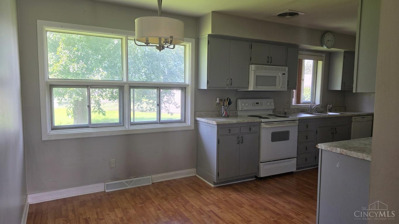 938 Hicks Boulevard Property Photo 6