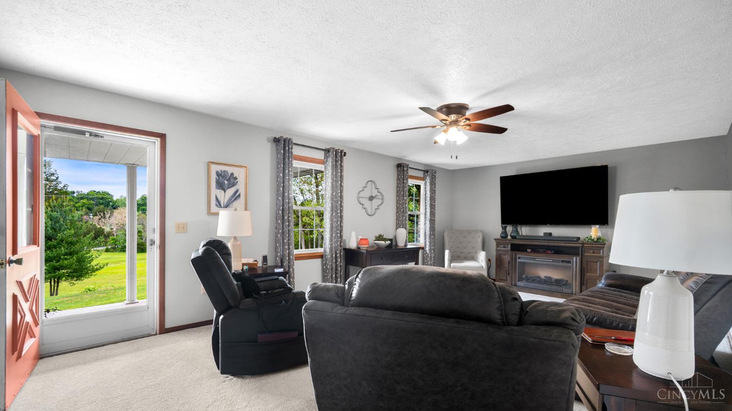 2424 Tulip Road Property Photo 5