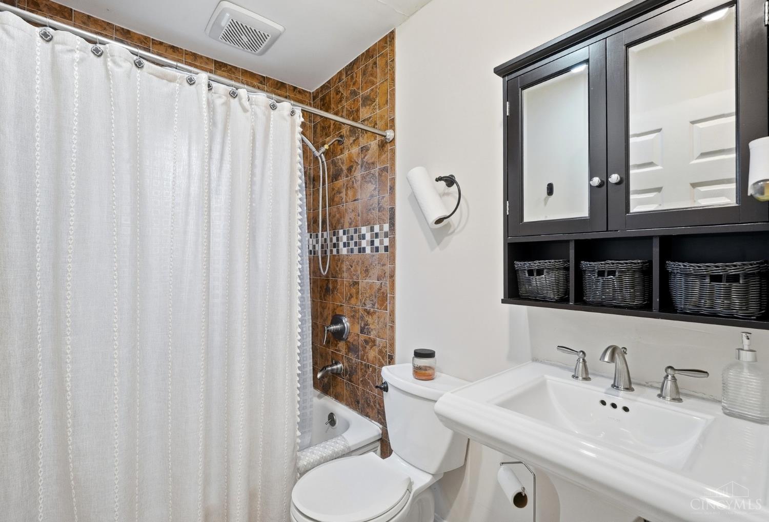 5577 Raceview Avenue Property Photo 17