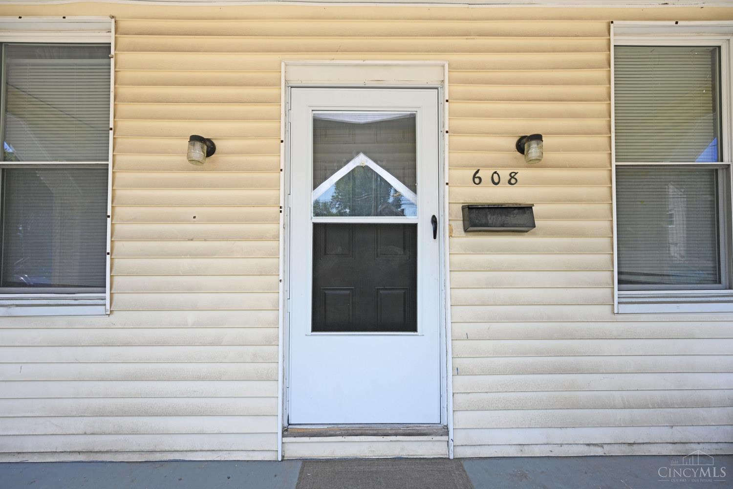 608 Orient Avenue Property Photo 3