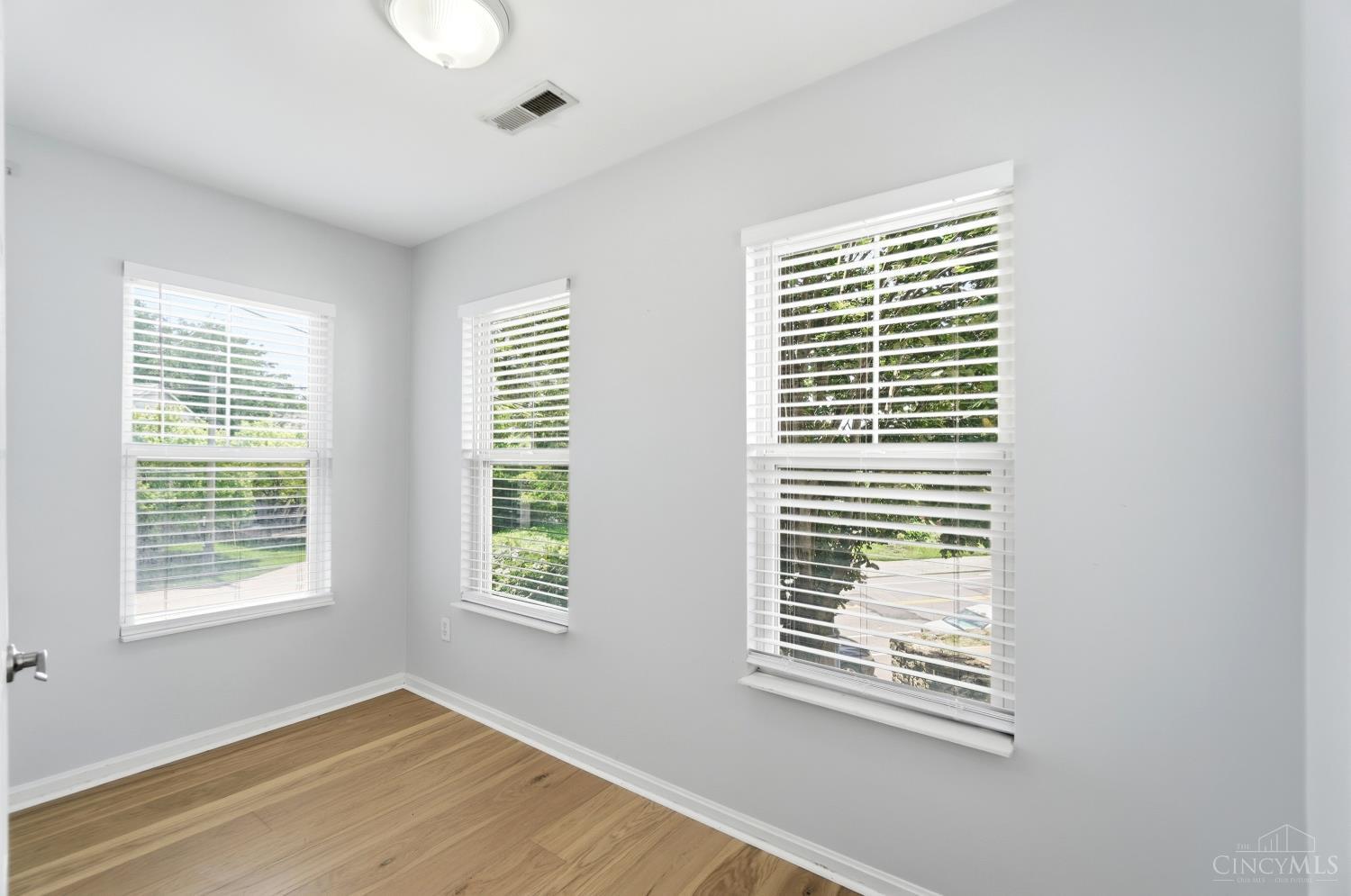 2580 Riverside Drive Property Photo 7